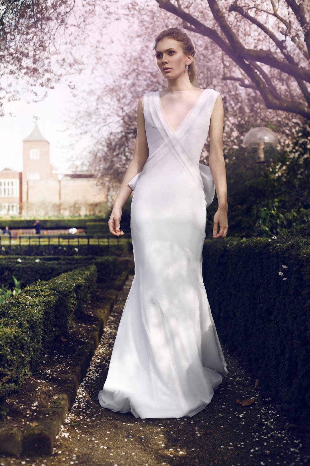 Nikole – Robe de mariée en tulle et satin duchesse, col en V, avec nœud amovible