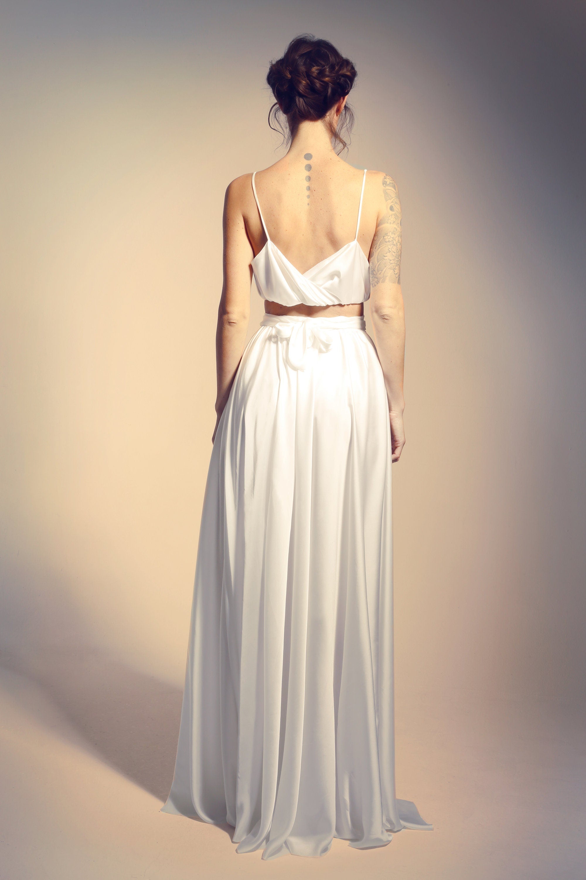 Ensemble de mariage en satin – Jupe fluide et crop top avec ceinture à la taille