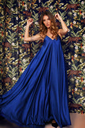 Robe longue en satin à encolure en V profond et à fines bretelles