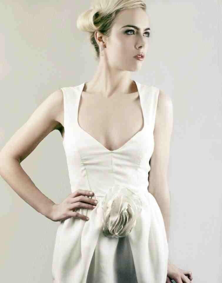 Agnes – Robe de mariée courte avec rose faite main et jupe citrouille