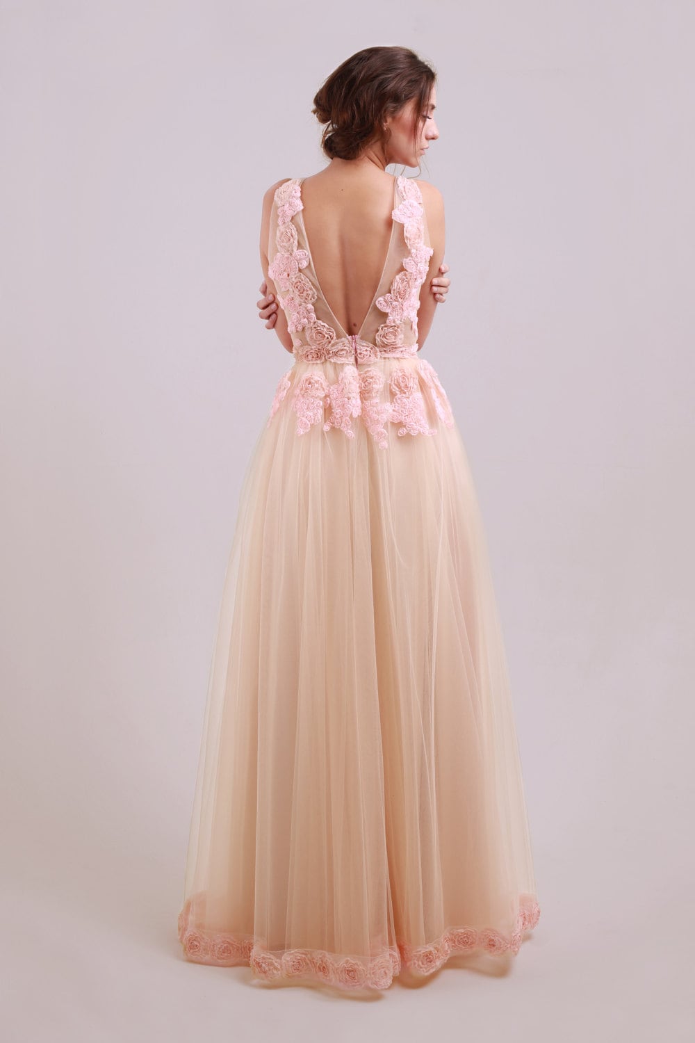 Robe de mariée romantique en dentelle et tulle à dos ouvert – Sur mesure