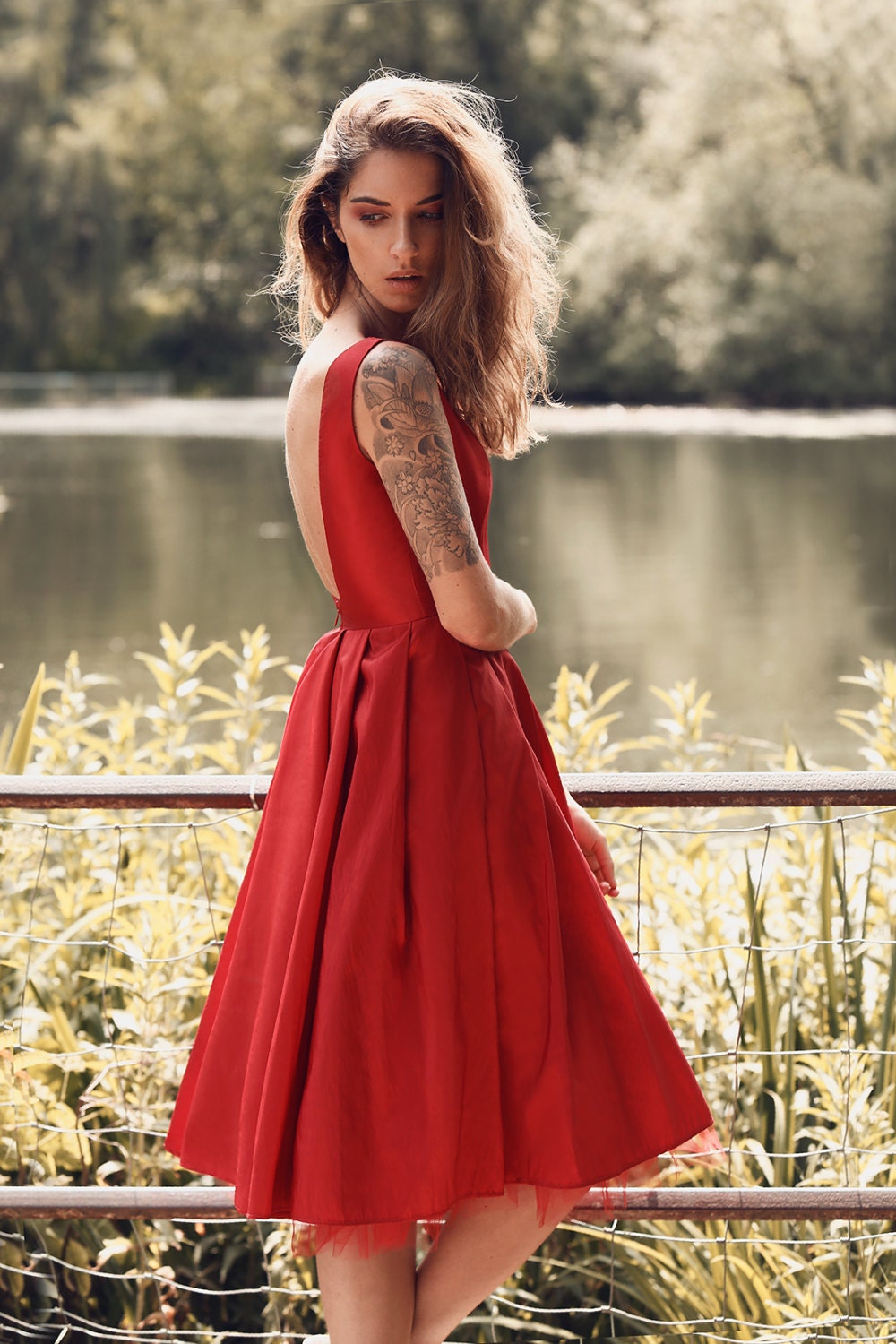 C.B. – Robe midi en taffetas structuré avec jupe plissée et dos ouvert