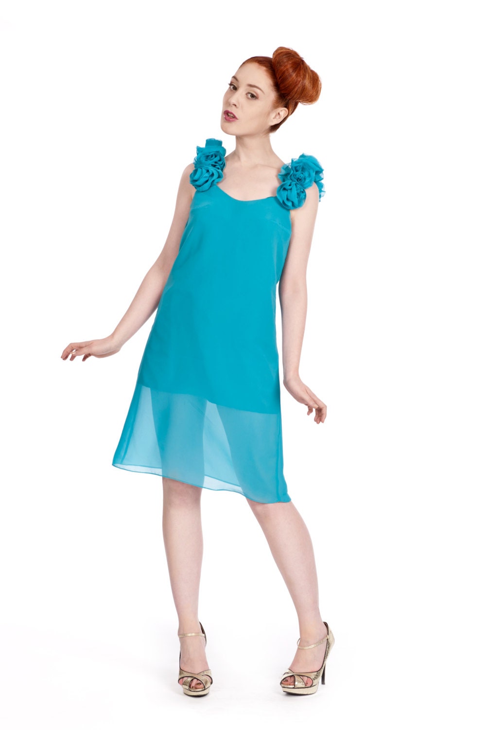 Daisy – Robe en mousseline de soie à détail floral sur l'épaule