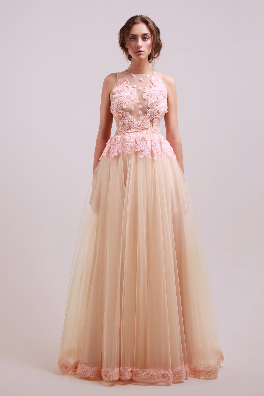 Robe de mariée romantique en dentelle et tulle à dos ouvert – Sur mesure