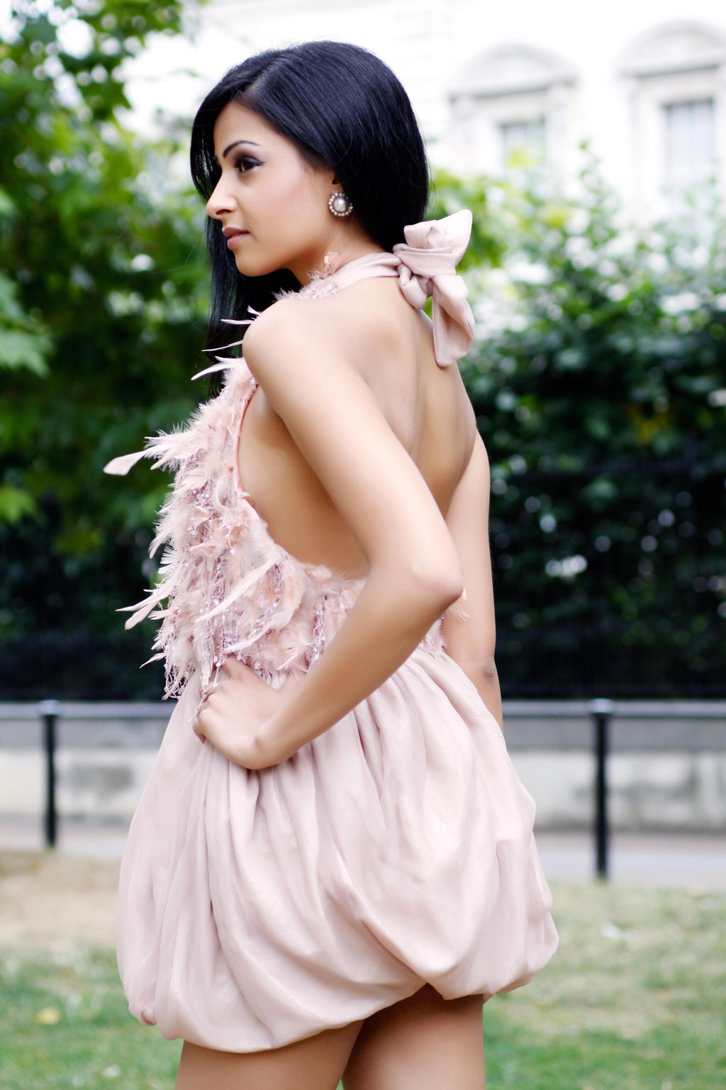 Mini-robe licou à plumes : Jupe boule en mousseline de soie, Dos ouvert