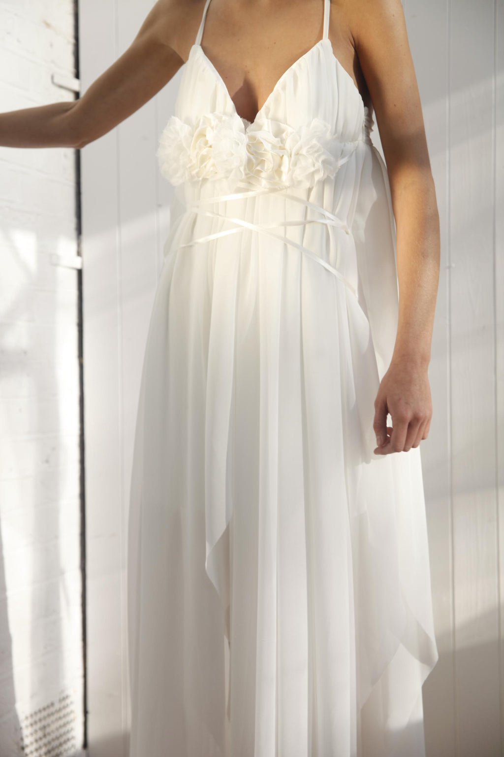 Latina – Robe de mariée de plage en mousseline ornée de roses en satin