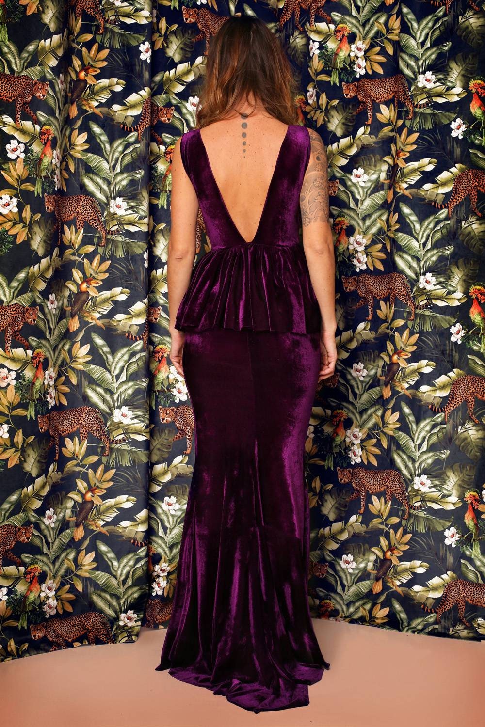 Robe de soirée en velours avec taille à volants et décolleté plongeant