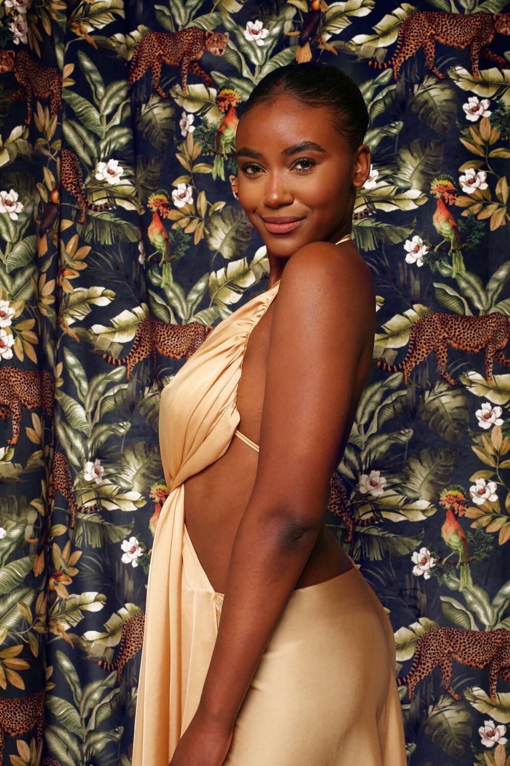 Robe de soirée en satin dos nu avec fentes latérales