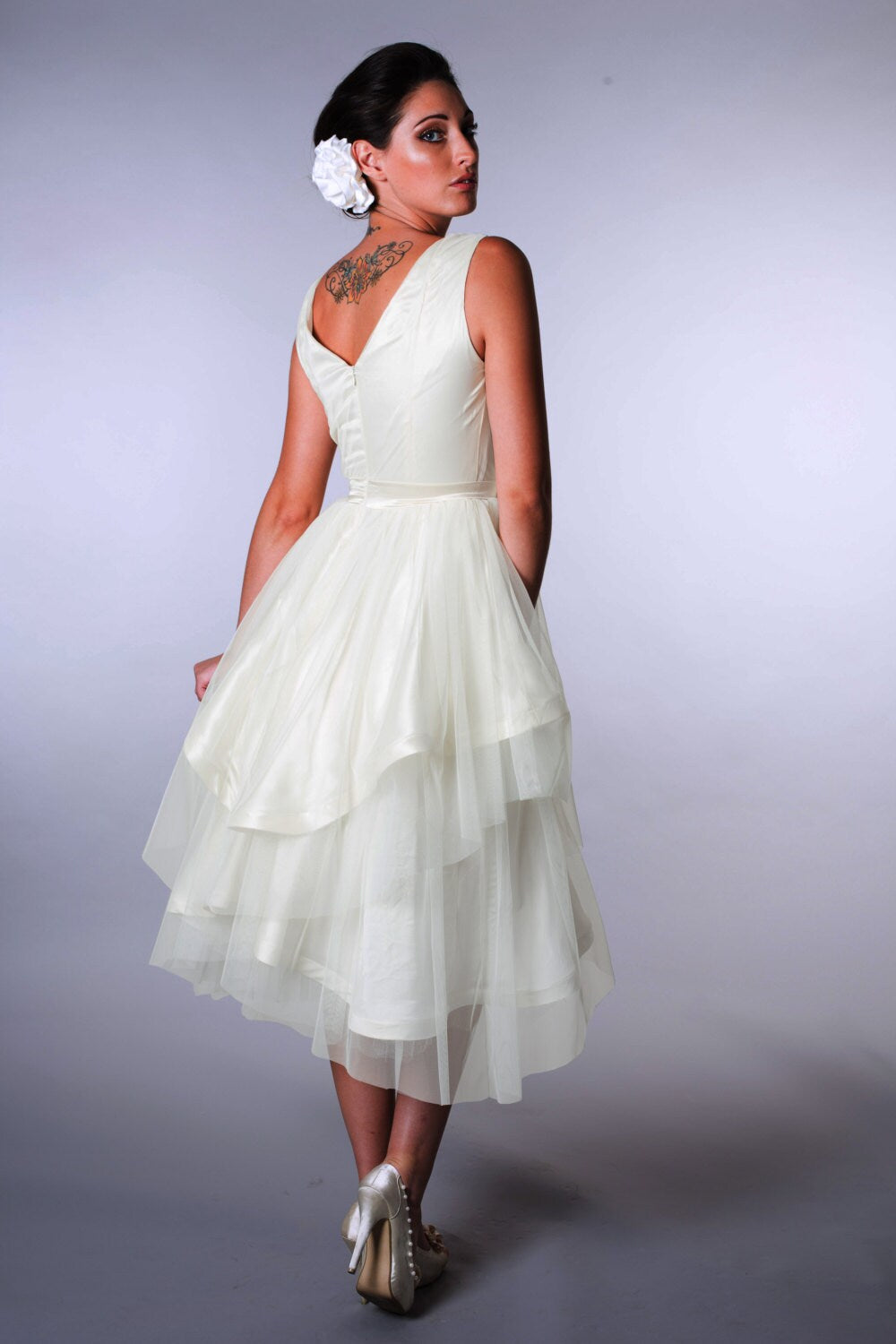 Milan – Robe de mariée courte en tulle avec ceinture de roses faites à la main